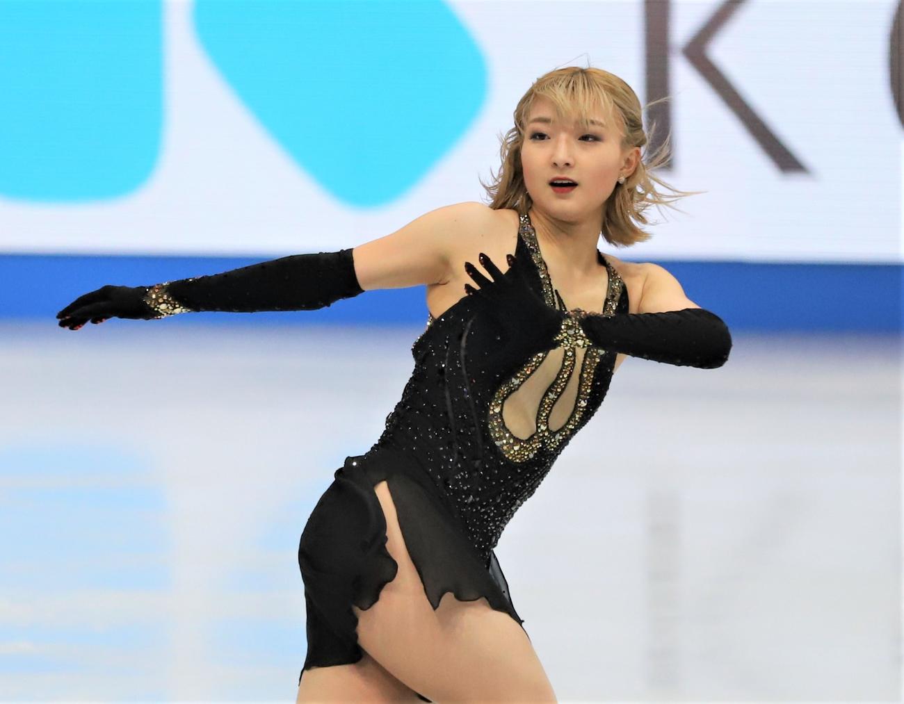 女子フリーで演技を披露する坂本（撮影・藤塚大輔）