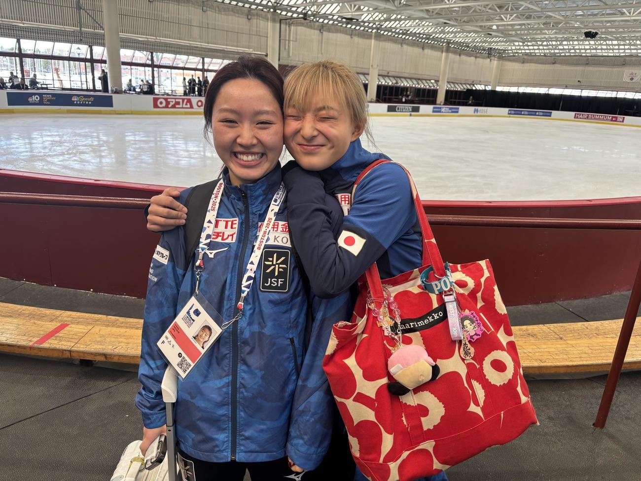 27日の練習後、引き揚げ際に笑顔を見せる同い年の坂本花織（右）と樋口新葉（撮影・松本航）