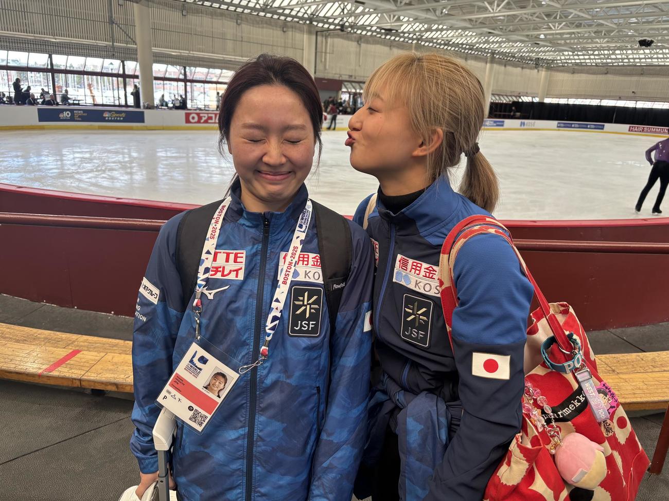27日の練習後、引き揚げ際におどける同い年の坂本花織（右）と樋口新葉（撮影・松本航）