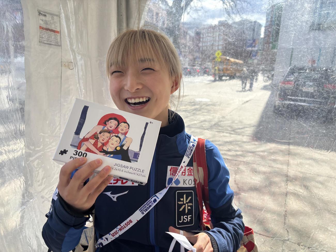 27日の練習後、自身が描かれたパズルを海外のファンからもらった坂本花織（撮影・松本航）