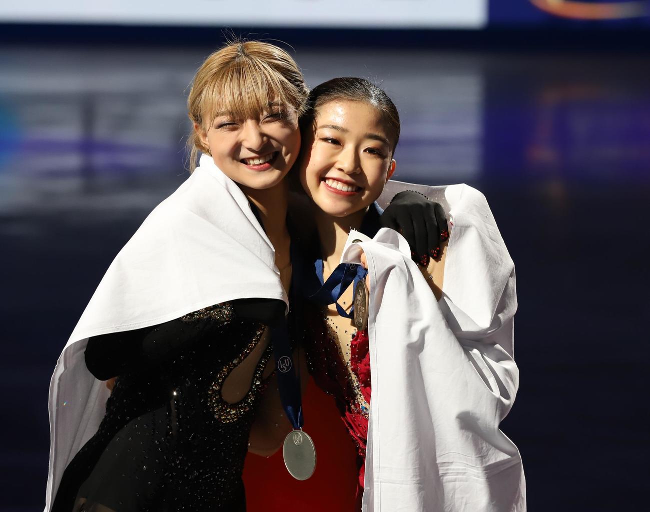 世界選手権女子2位の坂本花織（左）と3位の千葉百音（撮影・藤塚大輔）