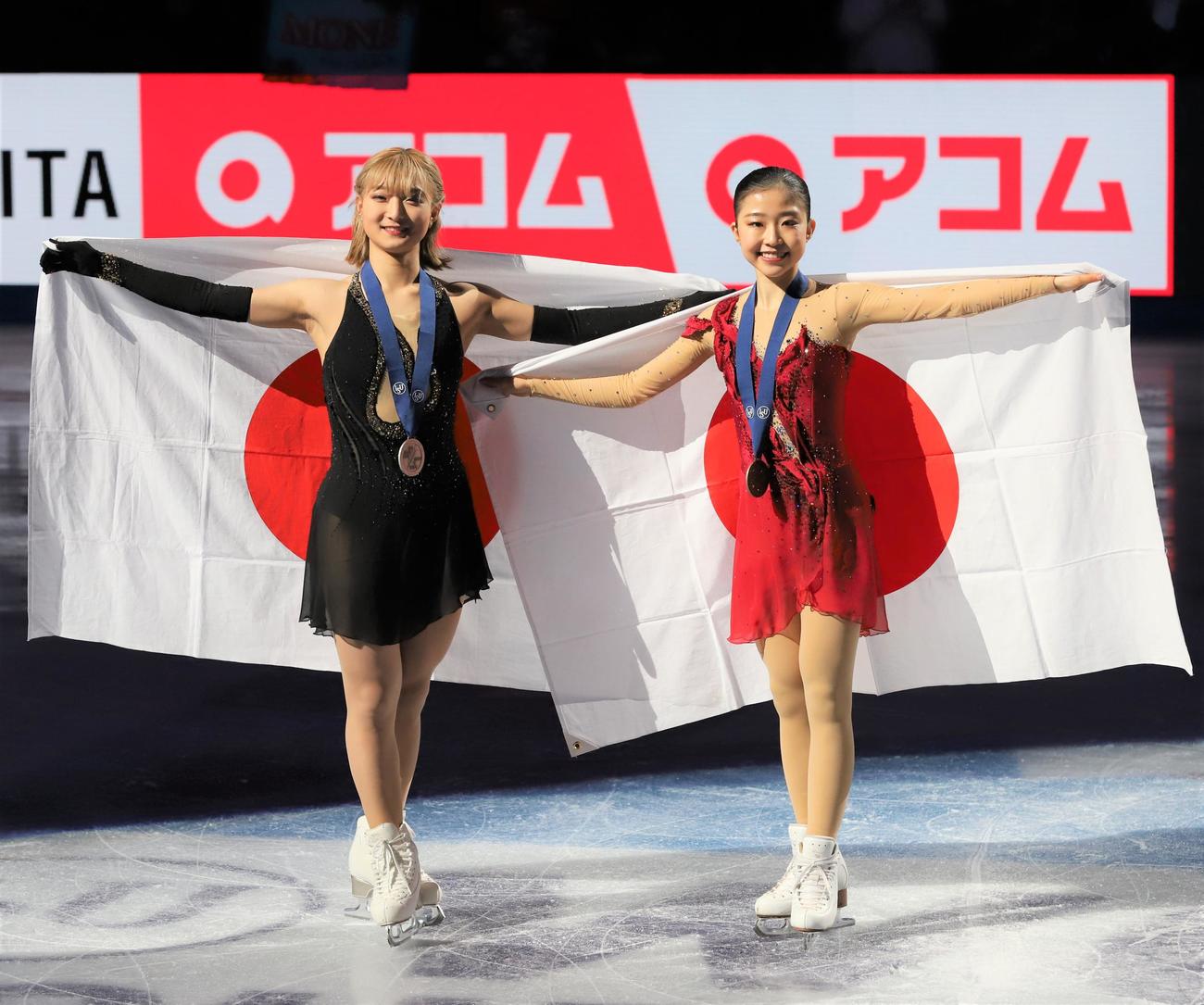 女子2位の坂本花織（左）と3位の千葉百音（以下、撮影はすべて藤塚大輔）
