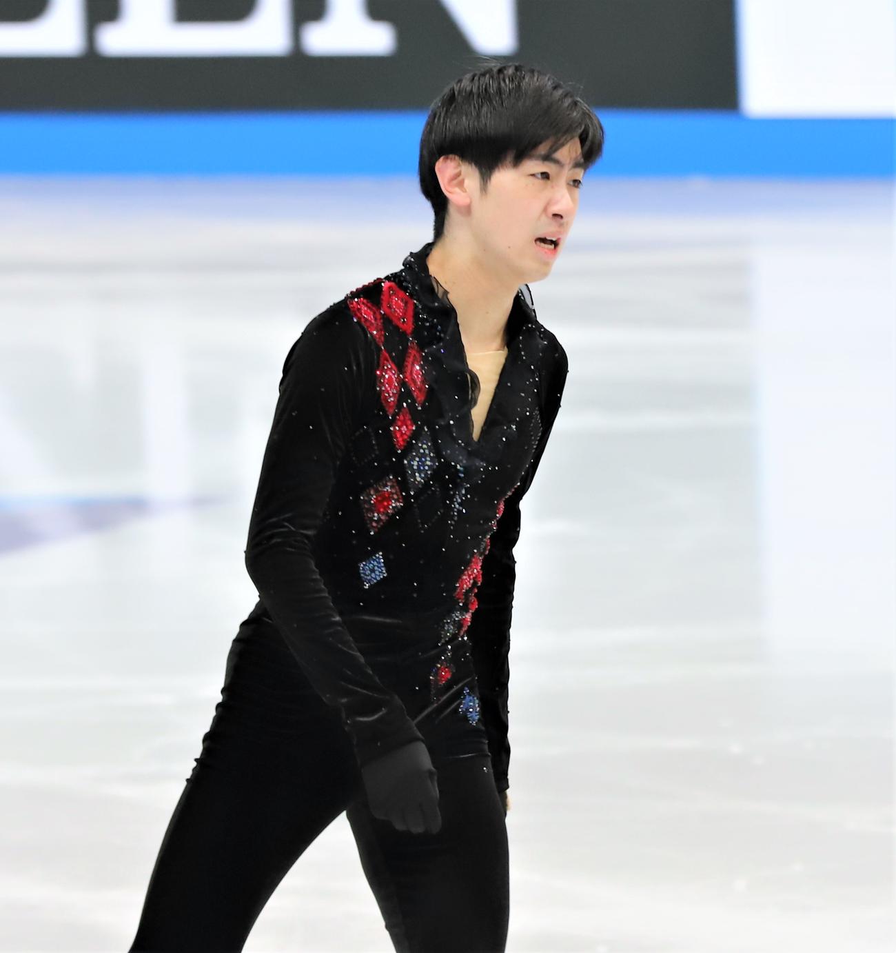 世界選手権男子フリーを終えて悔しげにリンクサイドへ引き揚げる壷井達也（撮影・藤塚大輔）