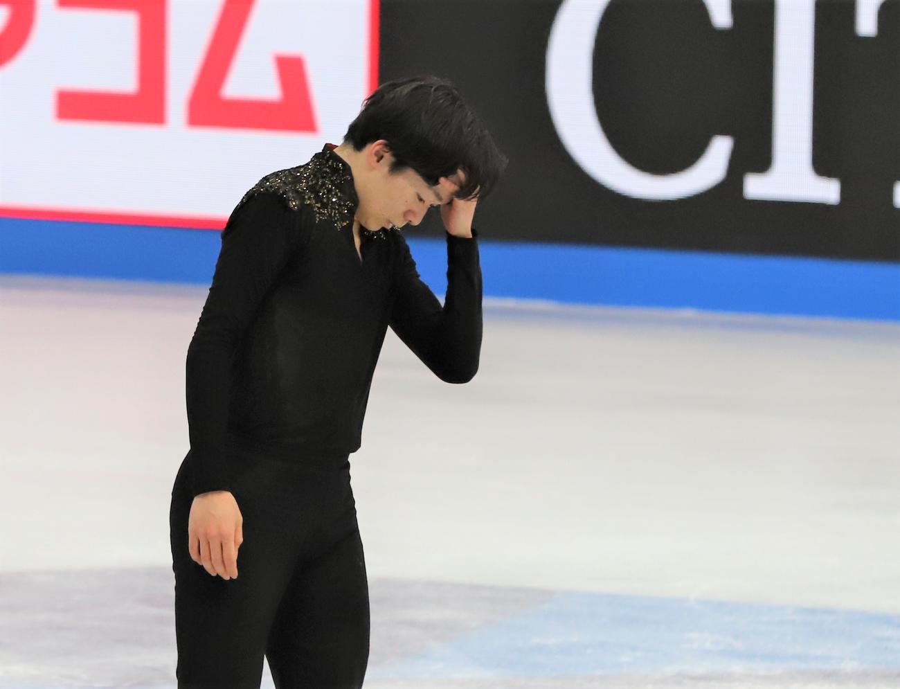 世界選手権男子フリーを終えて左手で頭を抱える鍵山優真（撮影・藤塚大輔）
