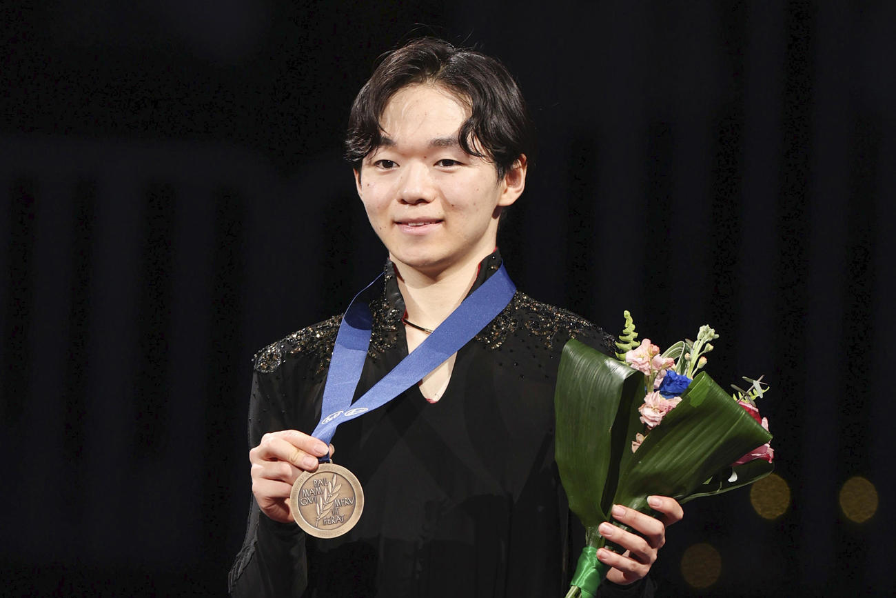 男子で銅メダルを獲得した鍵山優真＝ボストン（共同）