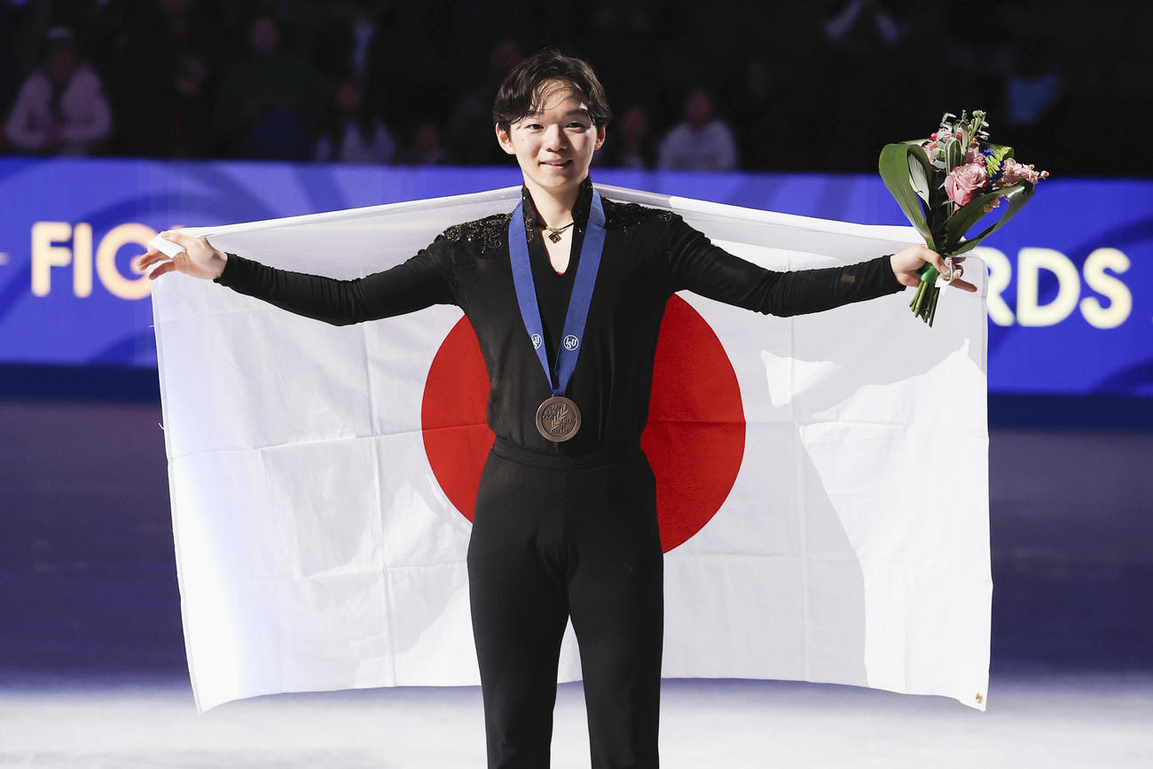 男子で銅メダルを獲得した鍵山優真＝ボストン（共同）