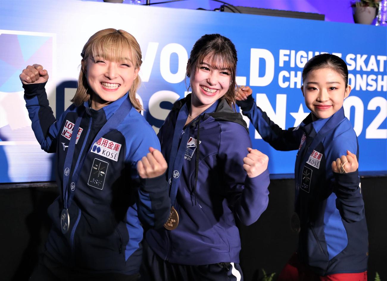 世界選手権女子のメダリスト会見で優勝したアリサ・リュウ（中央）提案のポーズで記念撮影。左は坂本花織、右は千葉百音（撮影・藤塚大輔）