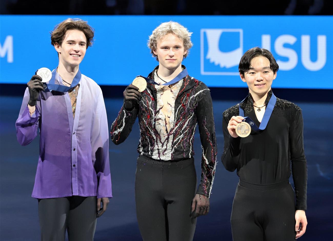 世界選手権男子で優勝したイリア・マリニン（中央）。左は2位のミハイル・シャイドロフ、右は3位の鍵山優真（撮影・藤塚大輔）