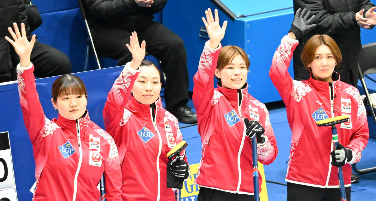 右から吉村紗也香、小野寺佳歩、近江谷杏菜、小谷優奈（2025年撮影）