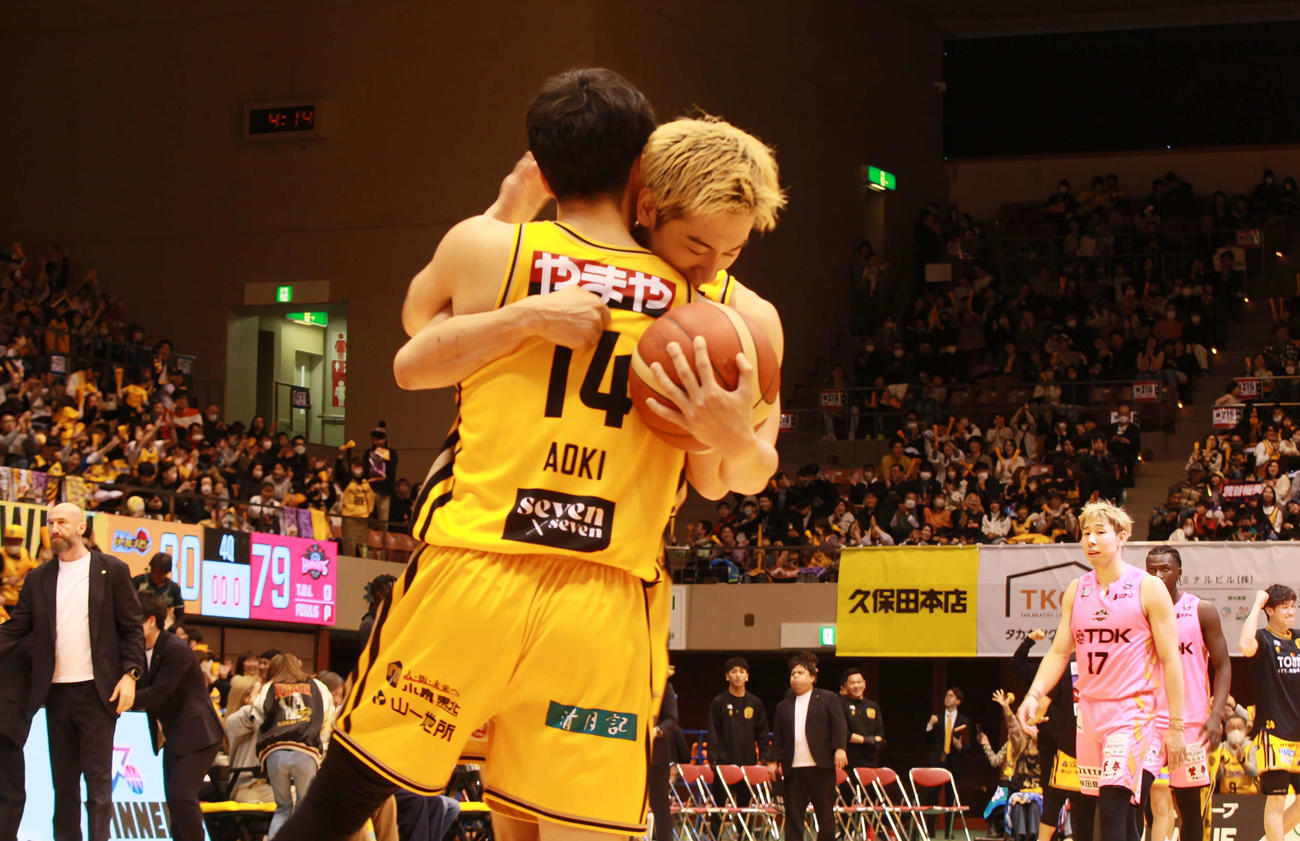 仙台対秋田　勝利し抱き合う仙台・SF荒谷と青木主将（撮影・高橋香奈）