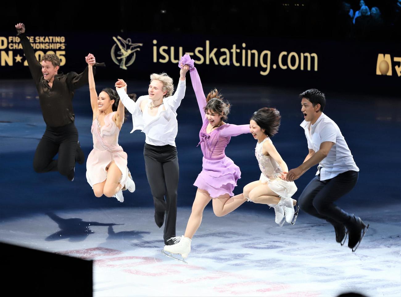 世界選手権エキシビションで手をつないでジャンプする、左からエヴァン・ベイツ、マディソン・チョック組、イリア・マリニン、アリサ・リュウ、三浦璃来、木原龍一組（撮影・藤塚大輔）