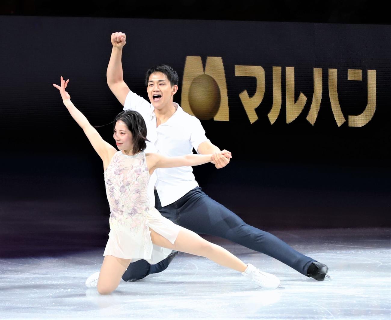世界選手権エキシビションで演技を披露する三浦璃来（手前）木原龍一組（撮影・藤塚大輔）
