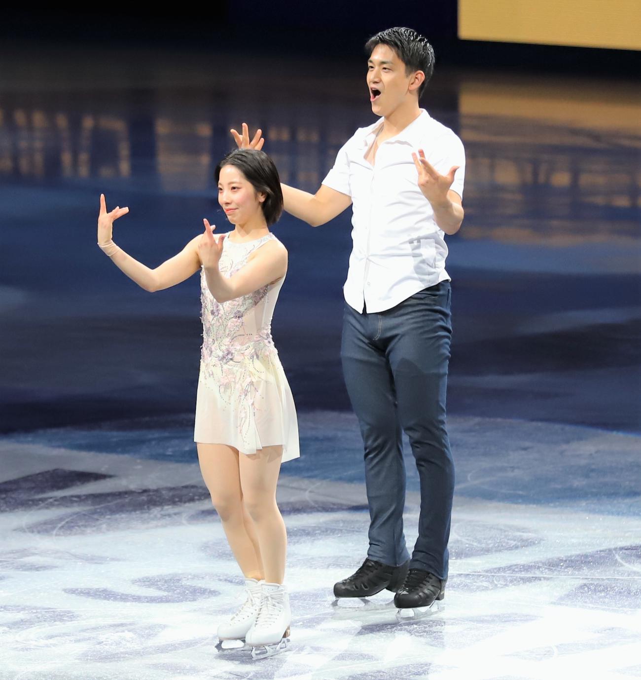世界選手権エキシビションで演技を披露する三浦璃来（左）木原龍一組（撮影・藤塚大輔）