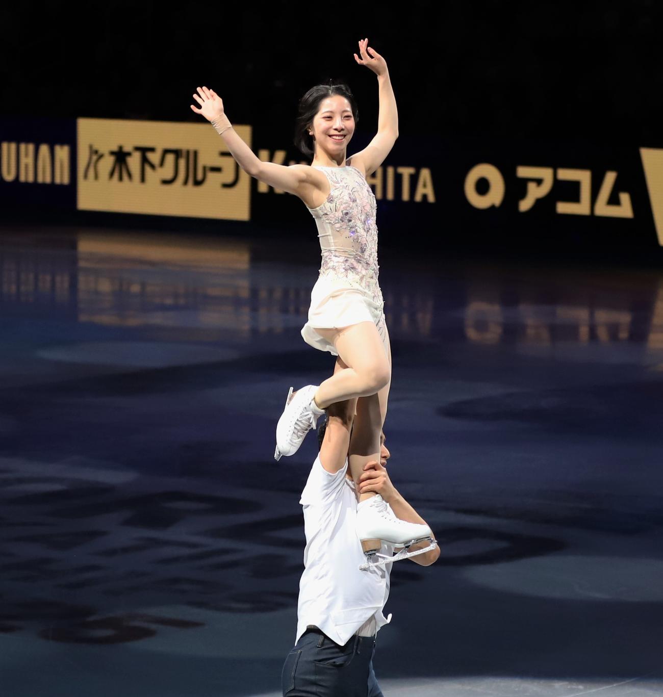 世界選手権エキシビションで演技を披露する三浦璃来（上）木原龍一組（撮影・藤塚大輔）