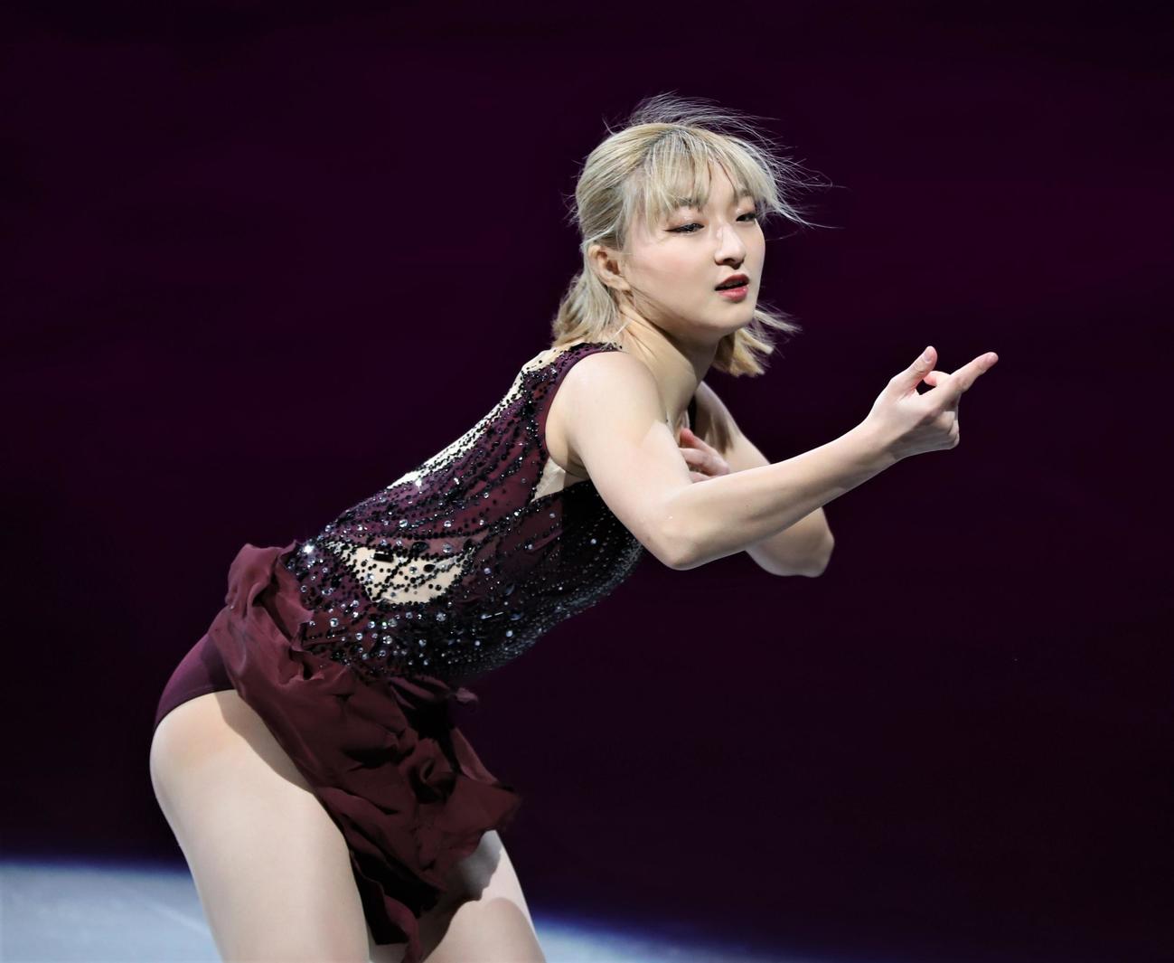 世界選手権エキシビションで演技を披露する坂本花織（撮影・藤塚大輔）