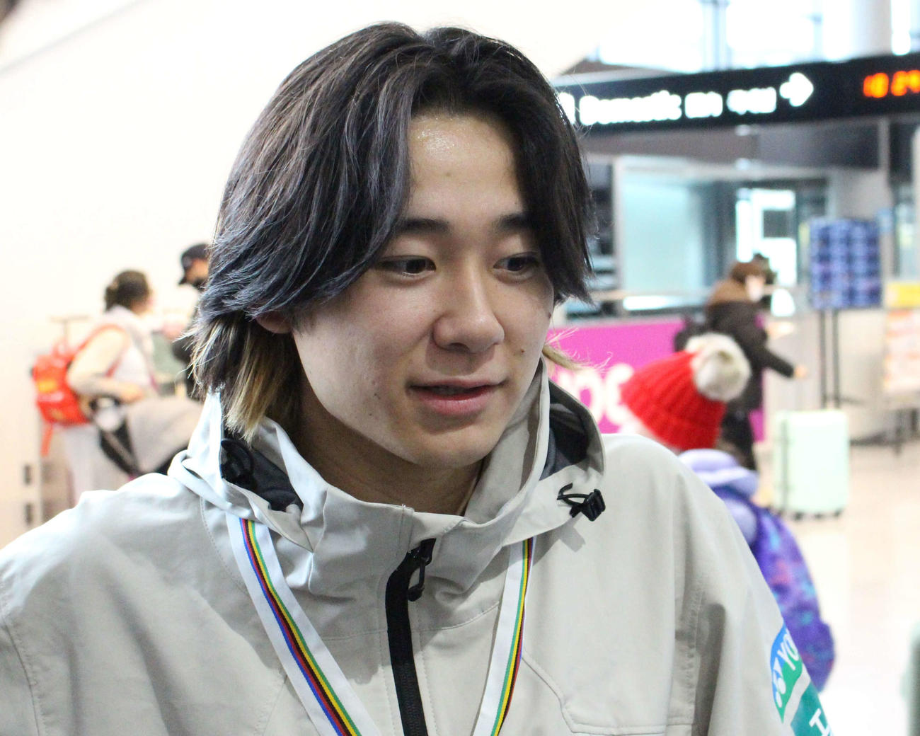 スノーボード世界選手権から帰国した戸塚（撮影・勝部晃多）