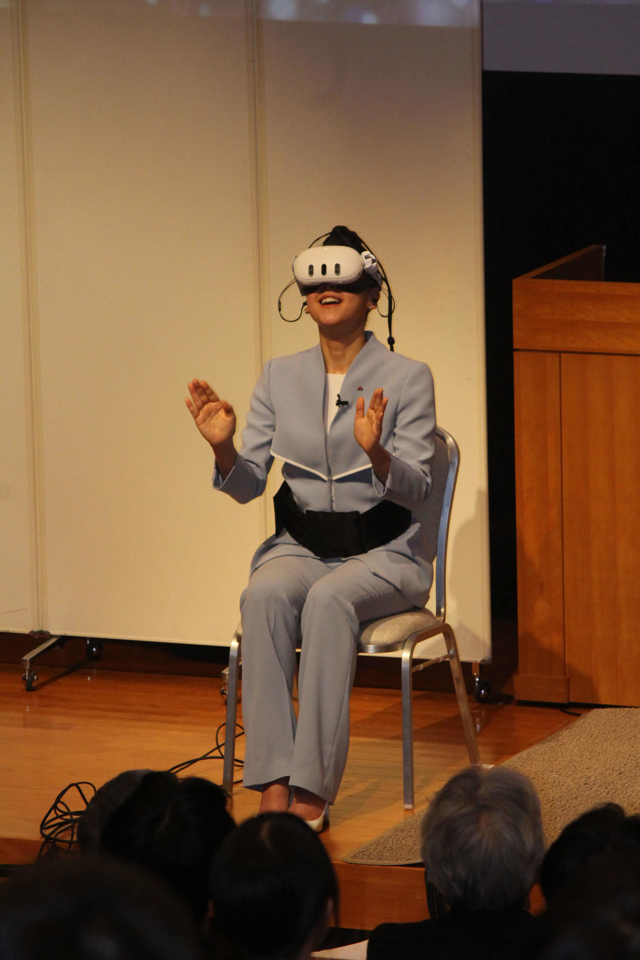 「万博VRお披露目会」でVRゲームを体験する浅田さん