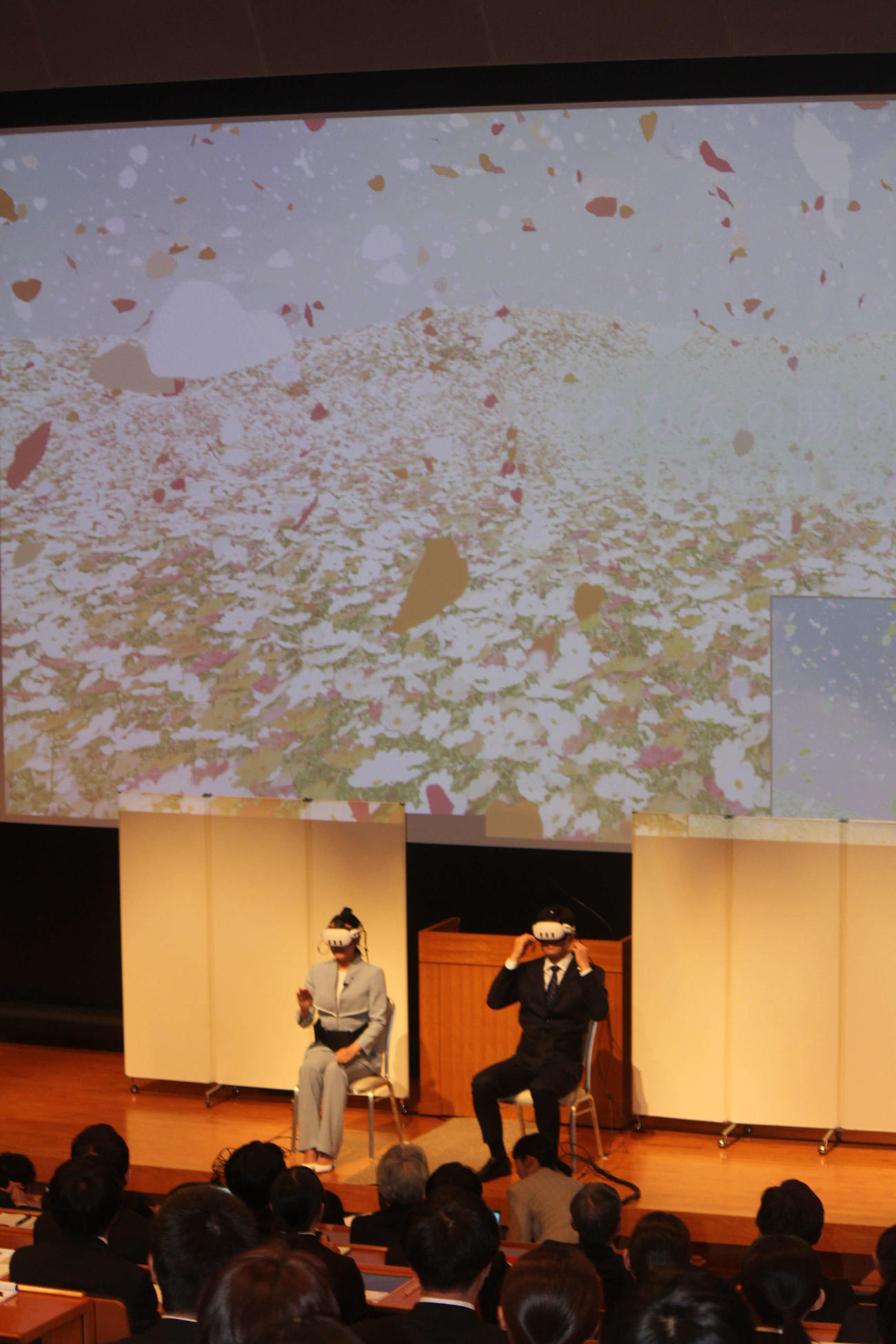 「万博VRお披露目会」でVRゲームを体験する浅田さん