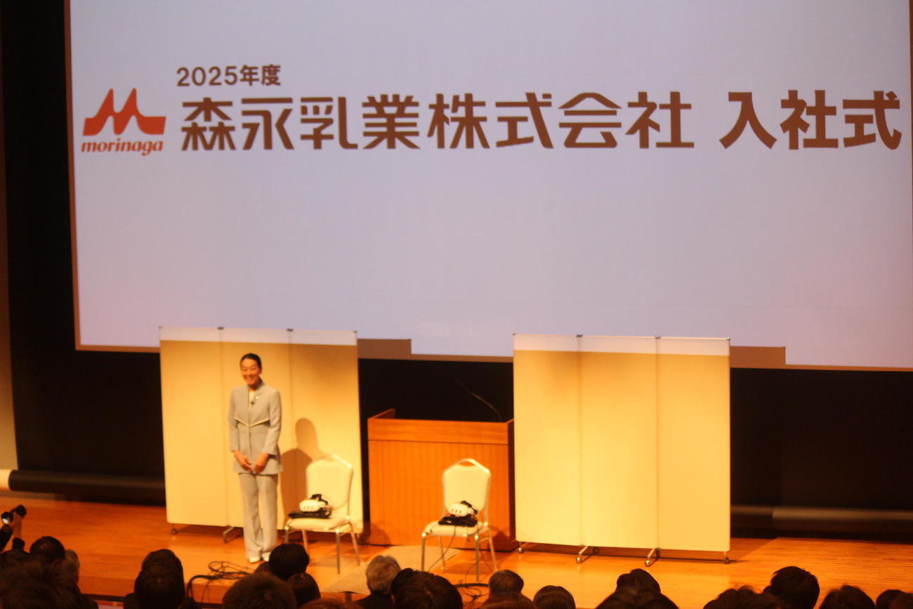 153人の新入社員にメッセージを送る浅田さん