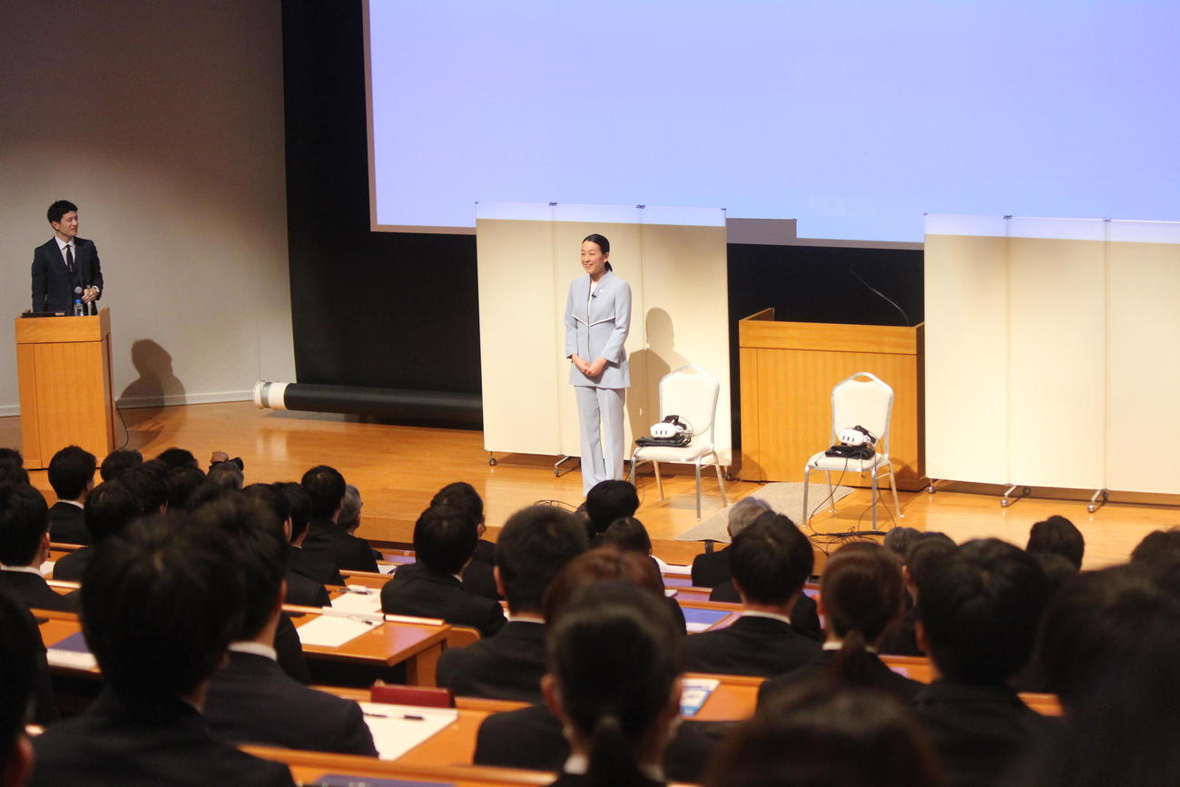 153人の新入社員にメッセージを送る浅田さん