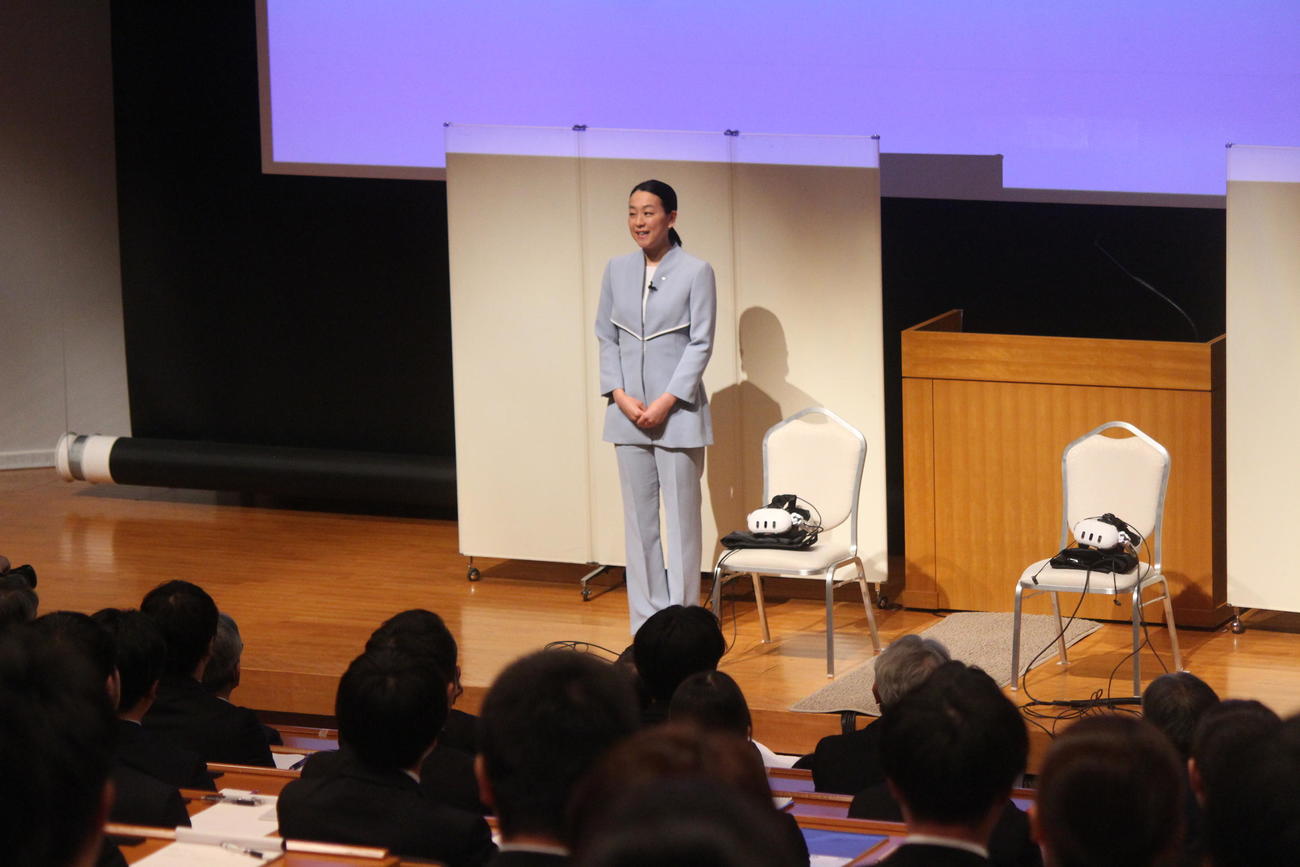 153人の新入社員にメッセージを送る浅田さん