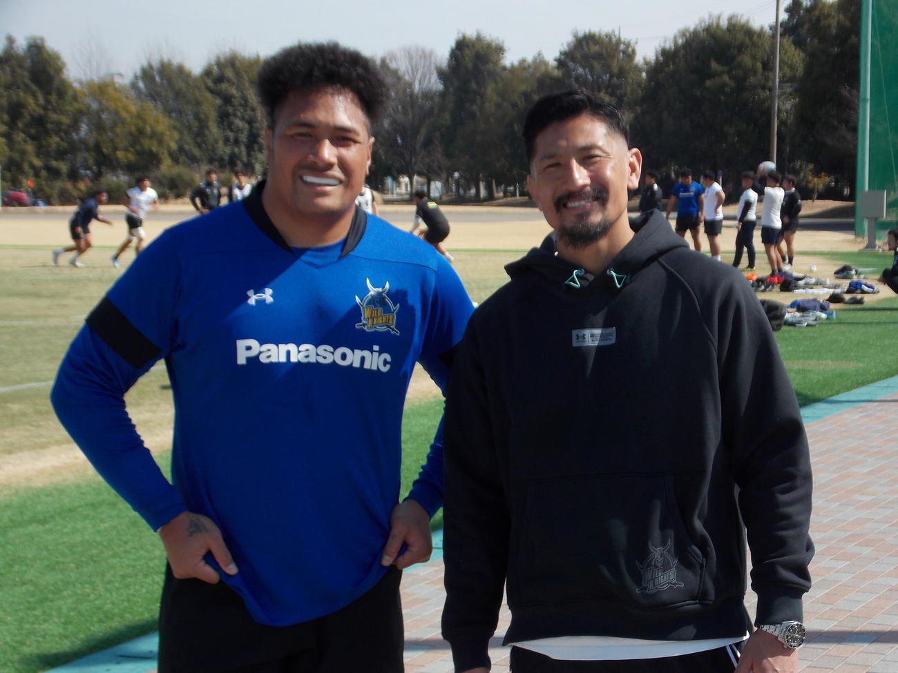 2月28日、埼玉のアシスタント広報を務めていた内田啓介氏（右）は元日本代表プロップのバル・アサエリ愛と笑顔を見せる（撮影・松本航）