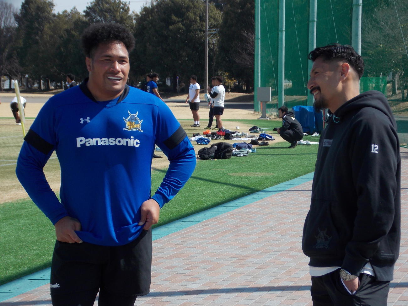 2月28日、埼玉のアシスタント広報を務めていた内田啓介氏（右）は元日本代表プロップのバル・アサエリ愛と談笑する（撮影・松本航）