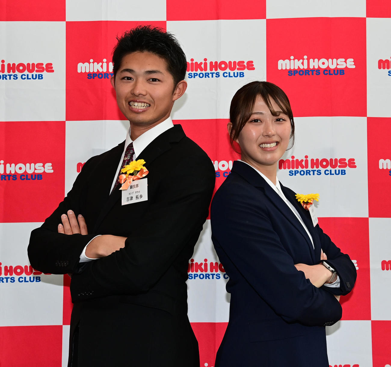 ミキハウスに入社しポーズを取る陸上の吉津（左）と青山（撮影・和賀正仁）