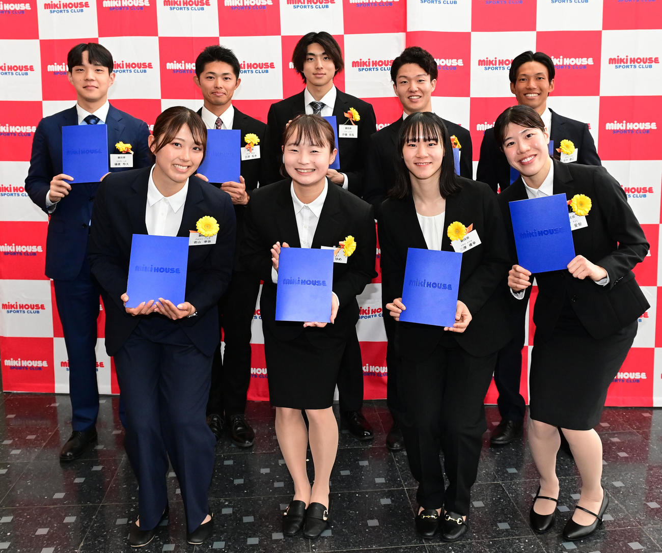 ミキハウス入社式　ミキハウスに入社した競技部の前列左から青山、神野、三沢、蝦名。後列左から樋渡、吉津、伊藤、五味、田中（撮影・和賀正仁）
