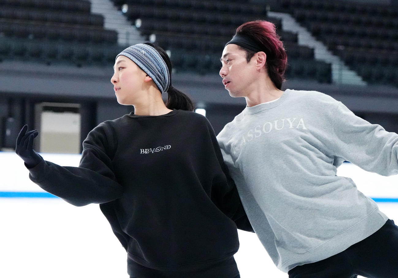 息の合った滑りを見せる高橋大輔さん（右）と浅田真央さん（撮影・江口和貴）