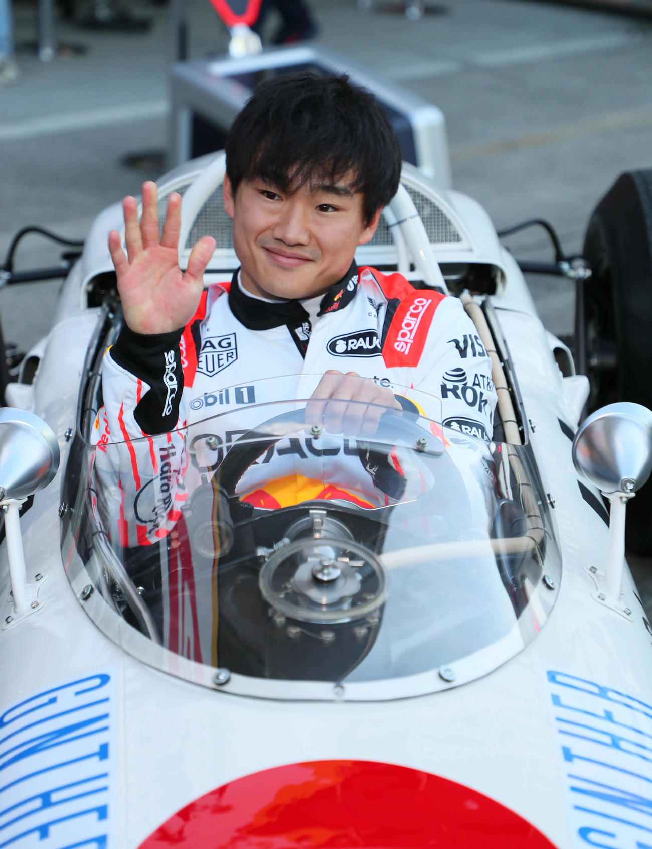 レッドブル・ホンダに移籍した角田裕毅は、ホンダの初勝利を挙げたRA272に乗り込み笑顔を見せる（撮影・宮崎幸一）