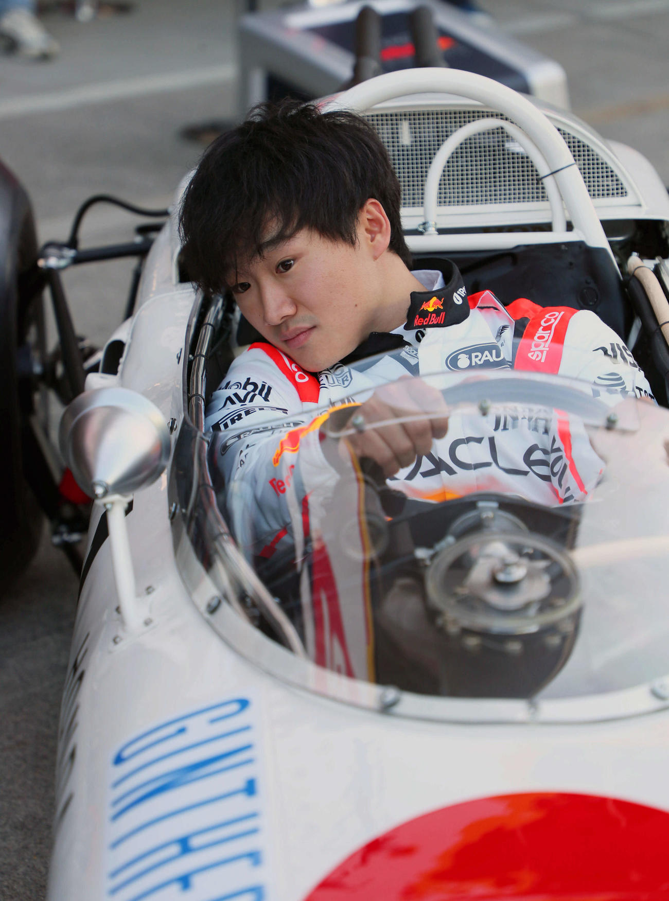 レッドブル・ホンダに移籍した角田裕毅は、ホンダの初勝利を挙げたRA272に乗り込む（撮影・宮崎幸一）