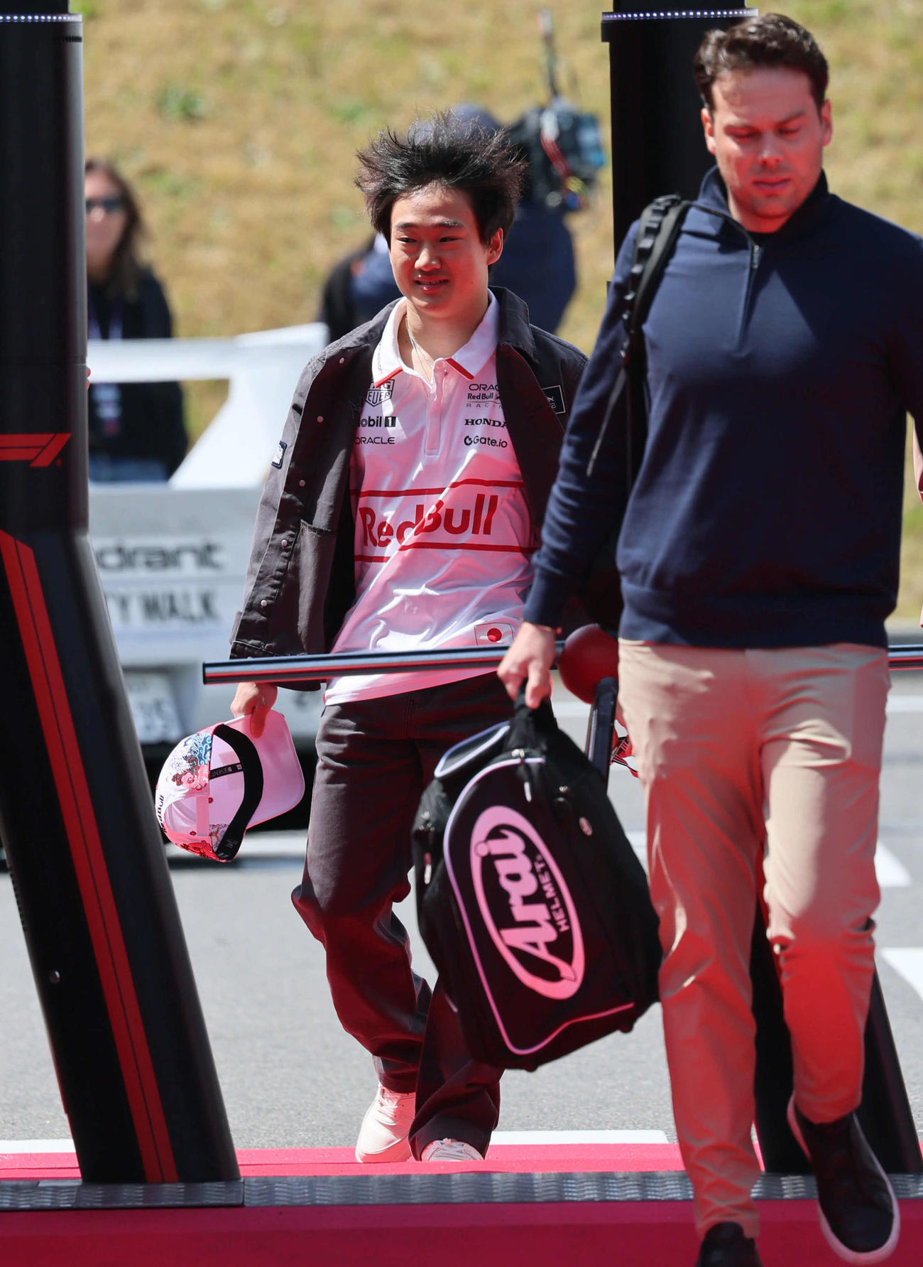 鈴鹿サーキット入りするレッドブル・ホンダの角田裕毅（撮影・宮崎幸一）