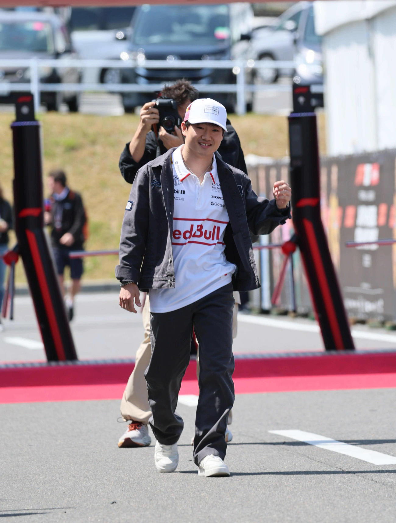 鈴鹿サーキット入りするレッドブル・ホンダの角田裕毅（撮影・宮崎幸一）