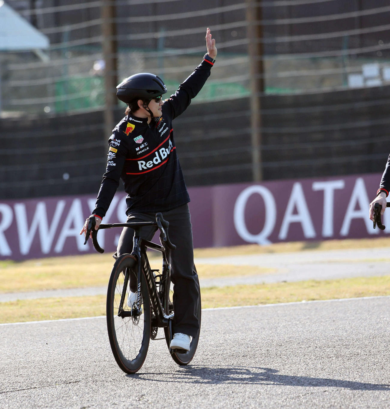 鈴鹿サーキットを自転車でコースチェックするレッドブル・ホンダの角田裕毅（左）（撮影・宮崎幸一）