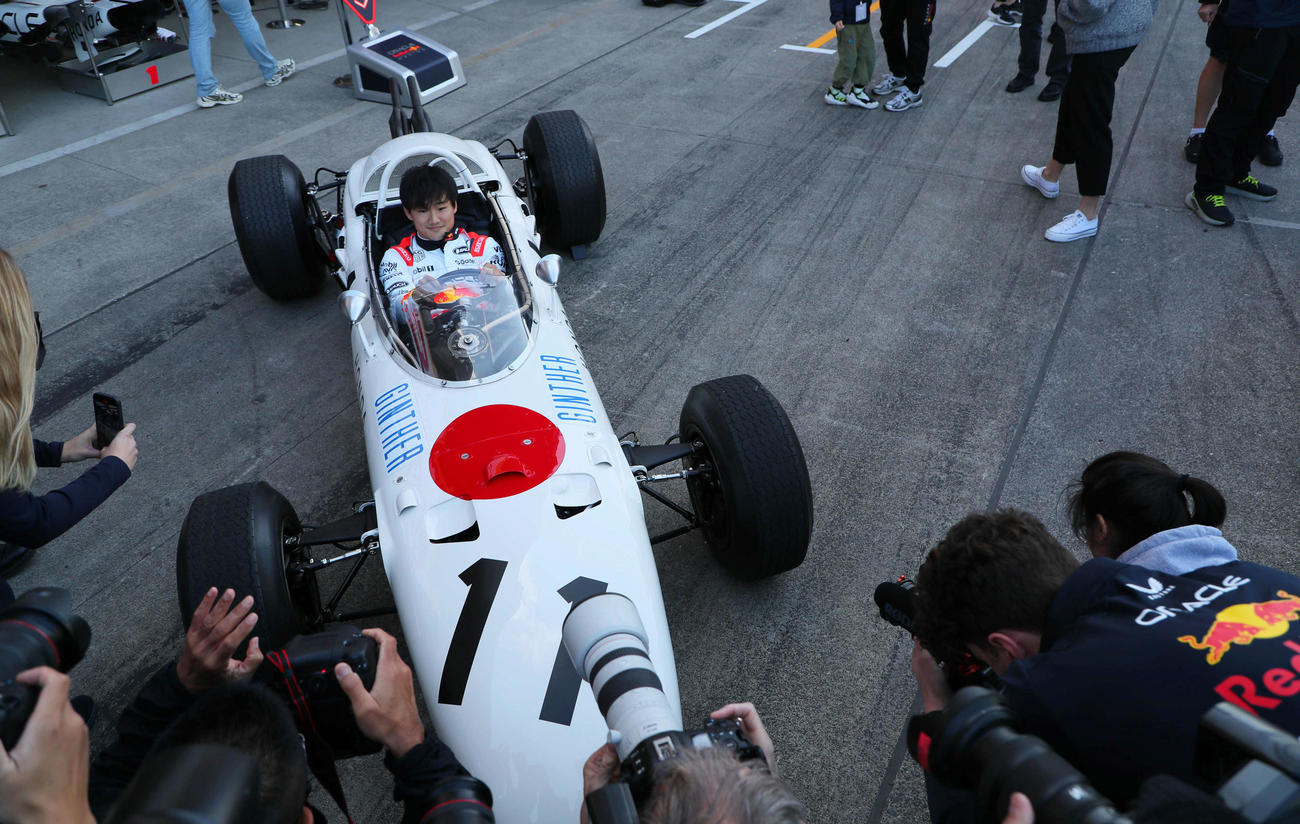 レッドブル・ホンダに移籍した角田裕毅は、ホンダの初勝利を挙げたRA272に乗り込む（撮影・宮崎幸一）