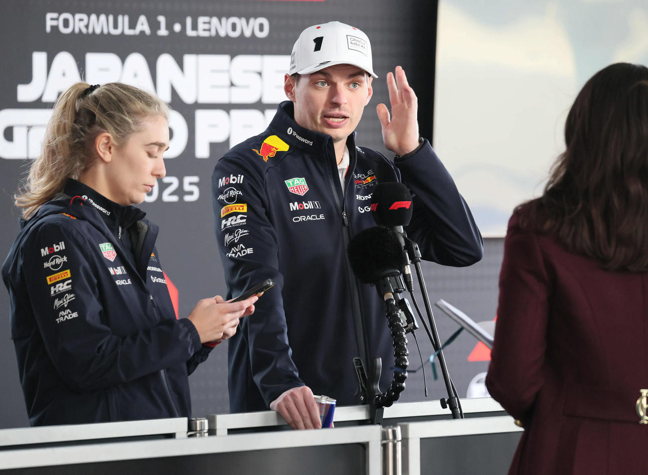 インタビューに答えるレッドブル・ホンダのフェルスタッペン（撮影・宮崎幸一）