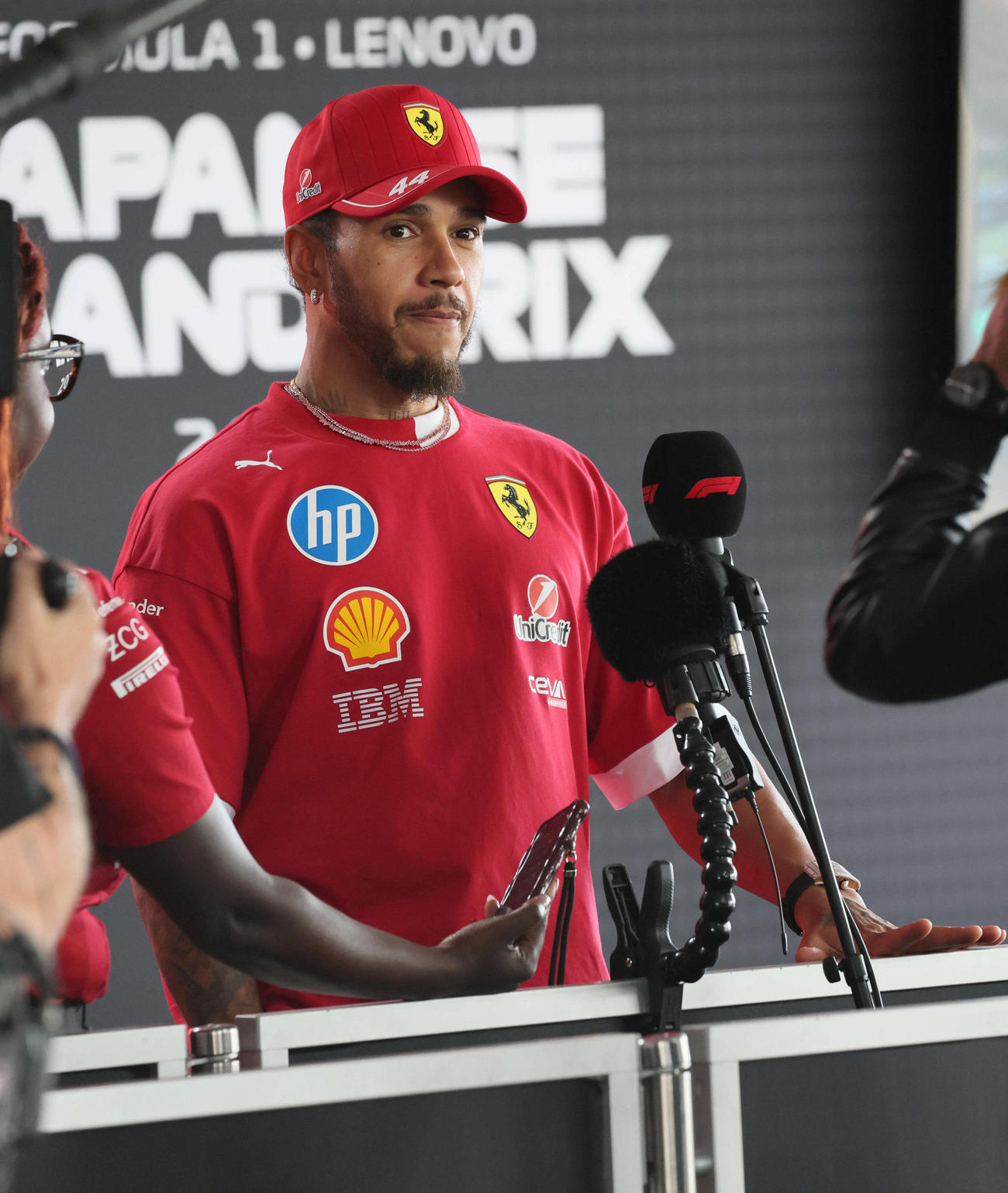 フェラーリの衣装でインタビューに答えるハミルトン（撮影・宮崎幸一）