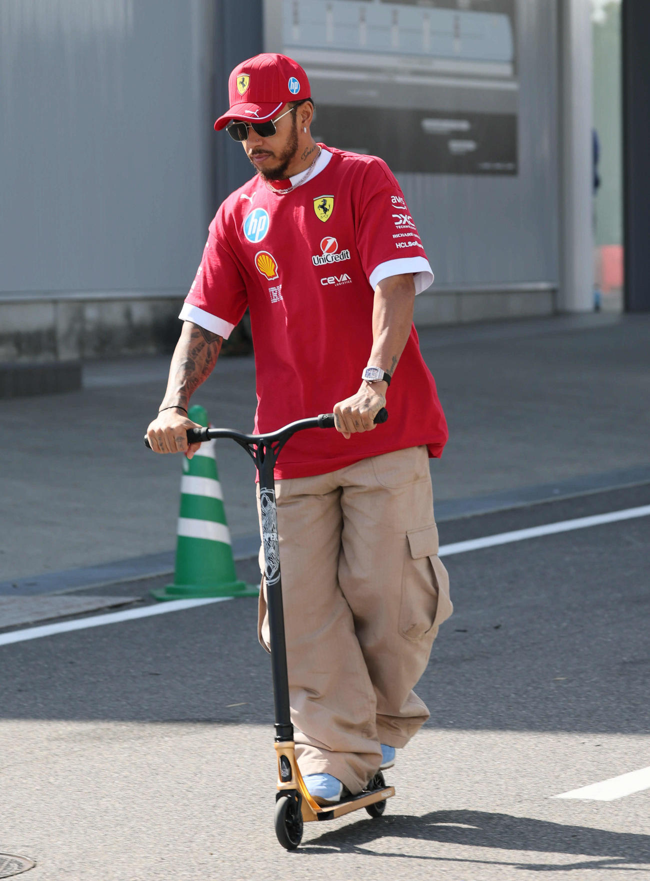 フェラーリに移籍し赤い衣装で走り回るハミルトン（撮影・宮崎幸一）