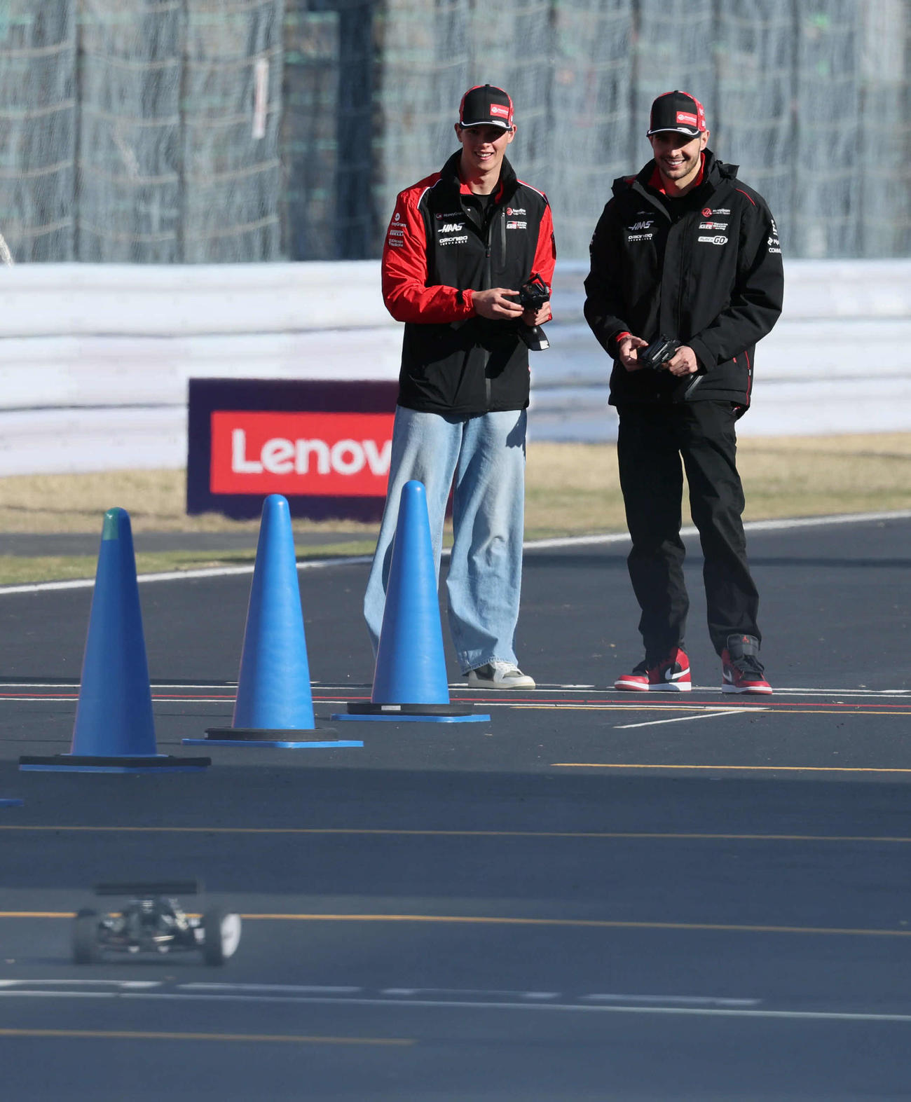メインストレートでラジコン遊びに興じるハースのベアマン（左）とオコン（撮影・宮崎幸一）
