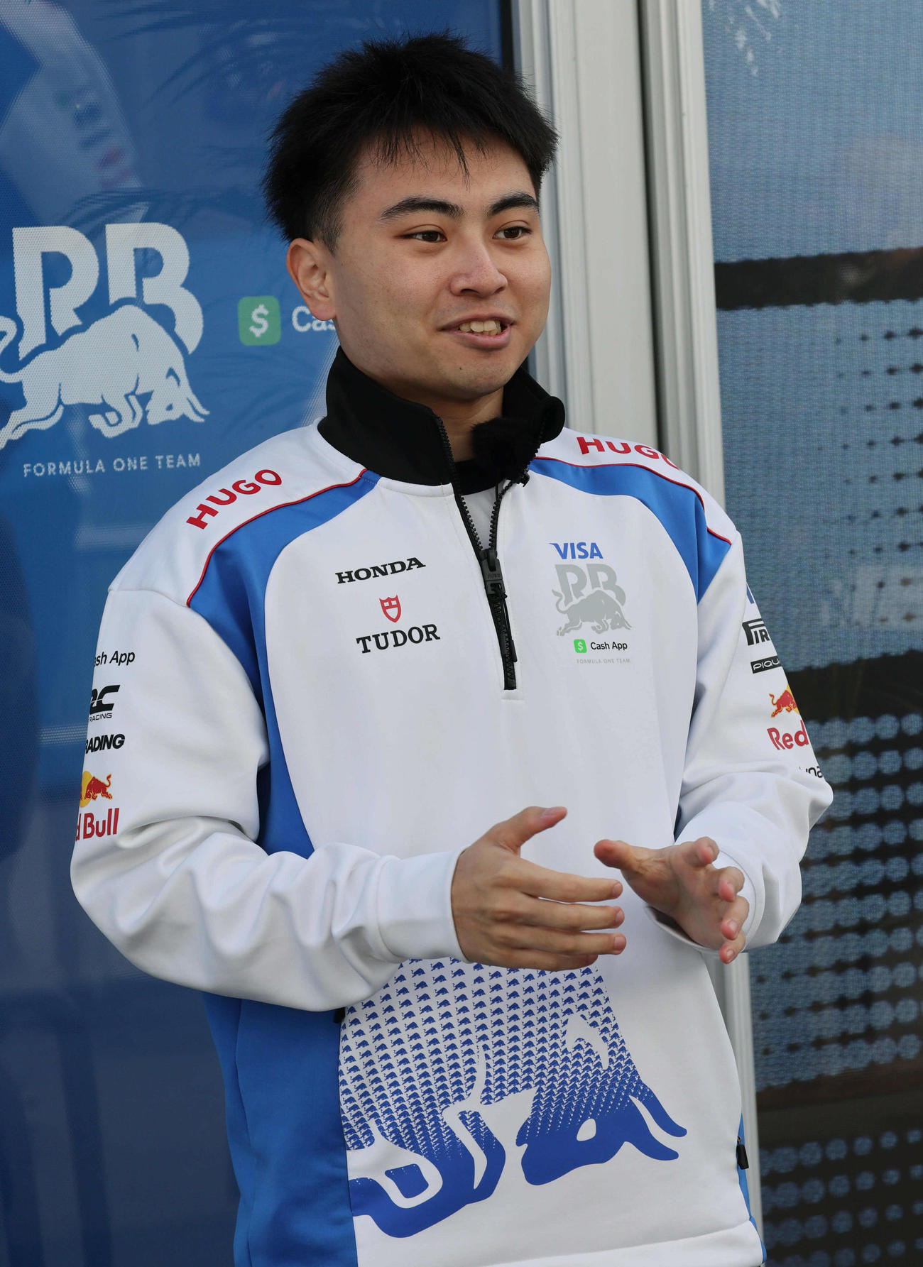 サーキットに姿を見せたレーシングブルズの3rdドライバーの岩佐歩夢（撮影・宮崎幸一）