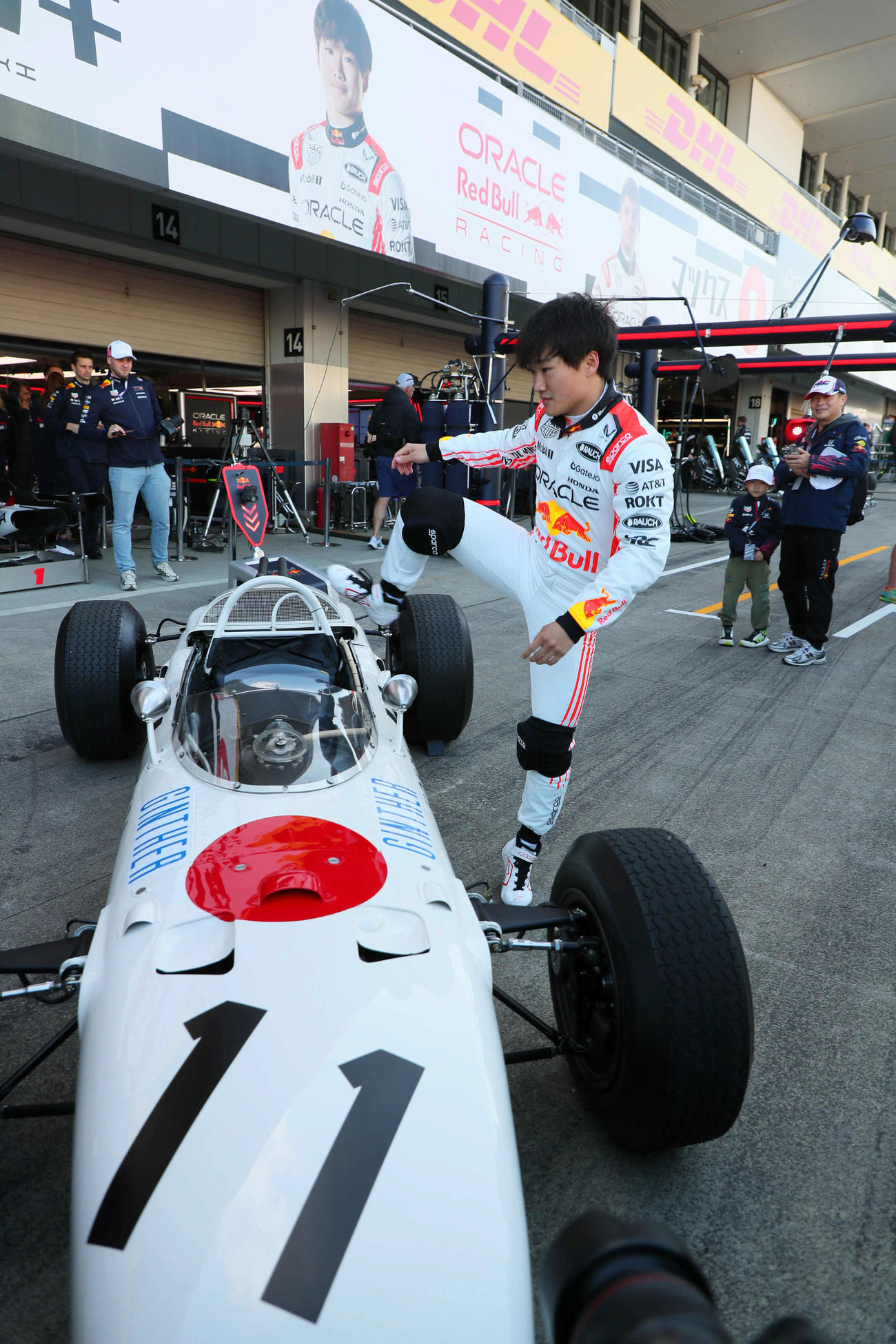レッドブル・ホンダに移籍した角田裕毅は、ホンダの初勝利を挙げたRA272に乗り込む（撮影・宮崎幸一）