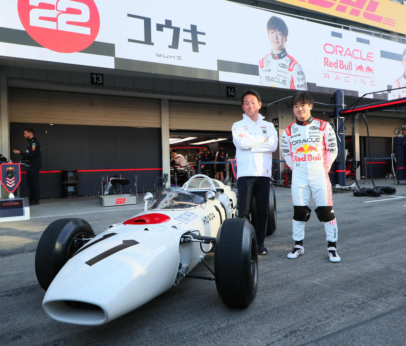 ピット前に持ち込まれたホンダRA272とポーズをとるHRC渡辺社長（左）とレッドブル・ホンダの角田（撮影・宮崎幸一）