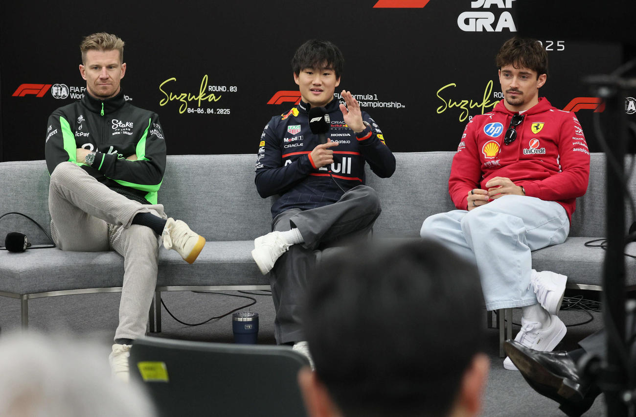 公式会見に臨む、左からキックザウバーのヒュルケンベルグ、レッドブル・ホンダの角田、フェラーリのルクレール（撮影・宮崎幸一）