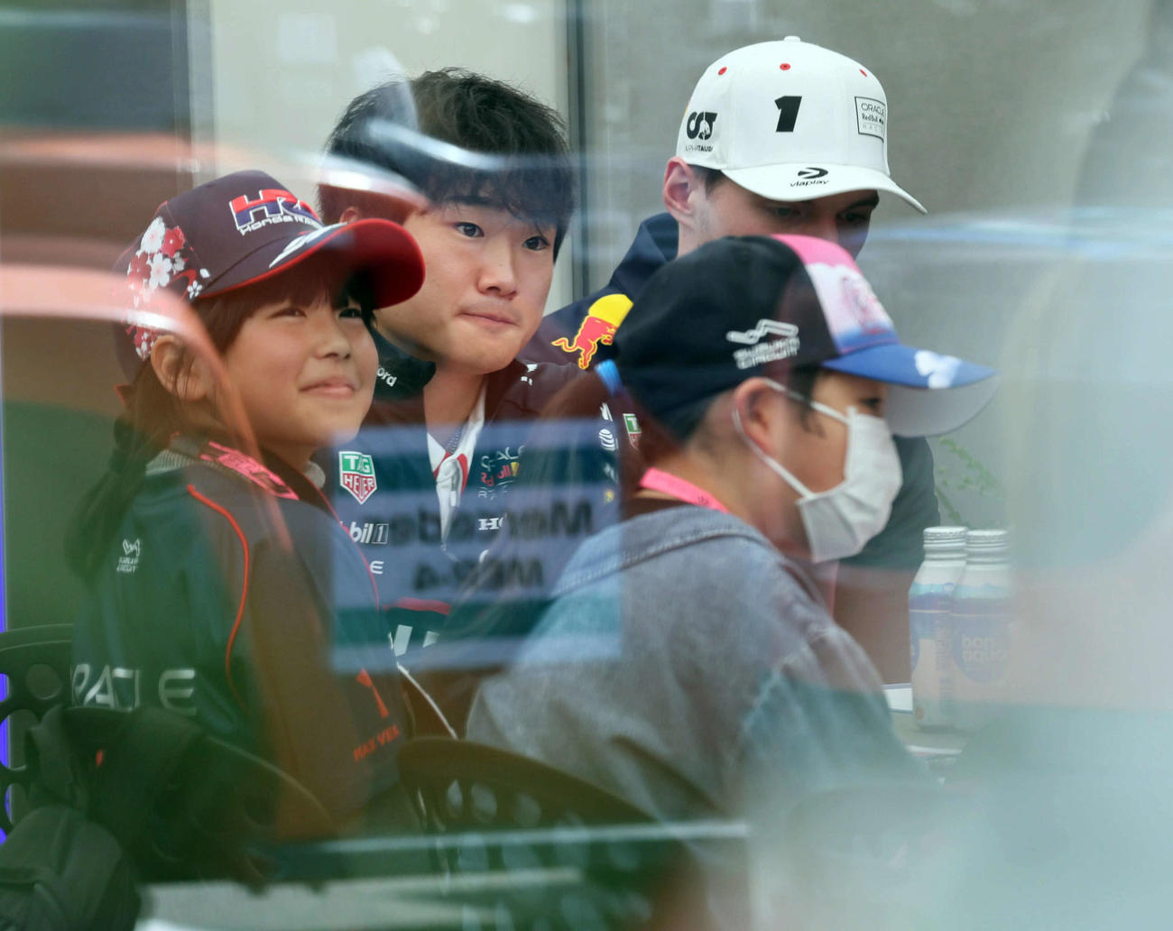 地元の小学生と交流するレッドブル・ホンダの角田裕毅（撮影・宮崎幸一）