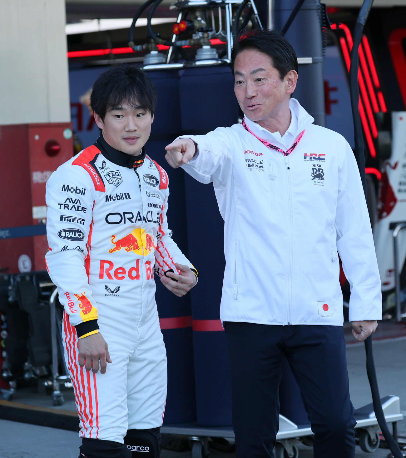 ピット前で談笑するレッドブル・ホンダの角田裕毅（左）とHRCの渡辺社長（撮影・宮崎幸一）