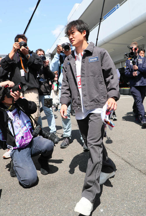 鈴鹿サーキット入りするレッドブル・ホンダの角田裕毅（撮影・宮崎幸一）