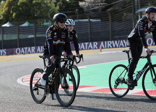鈴鹿サーキットを自転車でコースチェックするレッドブル・ホンダの角田裕毅（左）（撮影・宮崎幸一）