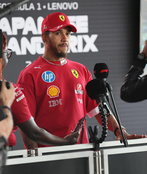 フェラーリの衣装でインタビューに答えるハミルトン（撮影・宮崎幸一）