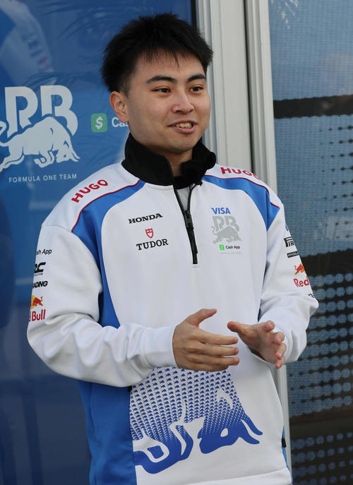 サーキットに姿を見せたレーシングブルズの3rdドライバーの岩佐歩夢（撮影・宮崎幸一）